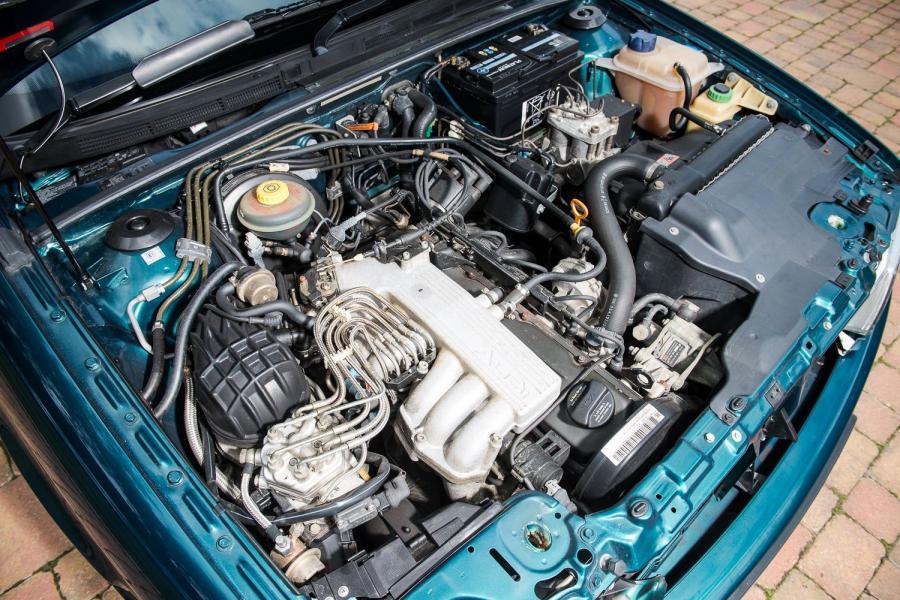 Моторный отсек Audi Cabriolet 2.3E / 2.6E / 2.8 (8G7, B4) 1991 года  (UK) (фото 10 из 28)